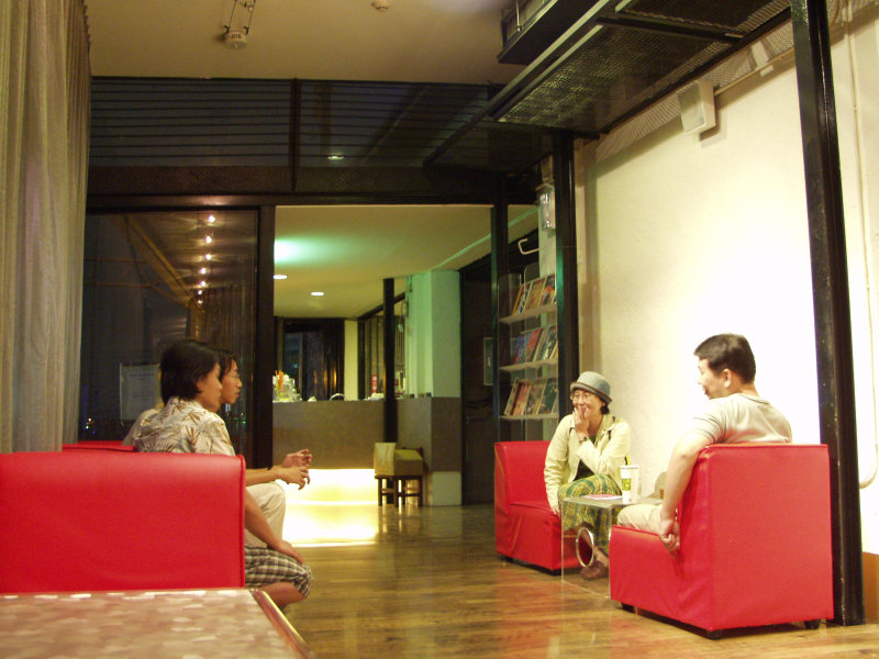 台中20號倉庫藝術特區藝術村2003年至2006年加崙工作室(大開劇團)時期夜晚的咖啡廳景緻攝影照片34